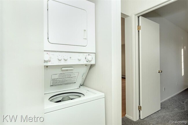 Building Photo - 2425 Torquay Ave