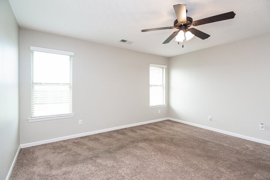 Building Photo - 40 Willow Springs Ln