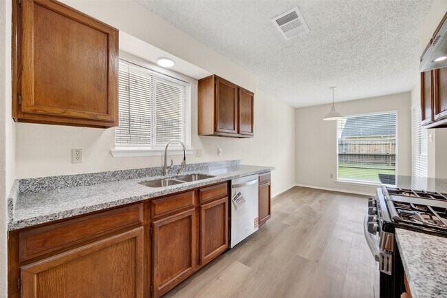 Building Photo - 12047 Plumpoint Dr