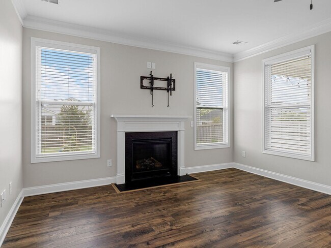 Building Photo - Beautiful 4 BR, 3.5 BA, 2 Car Garage Home ...