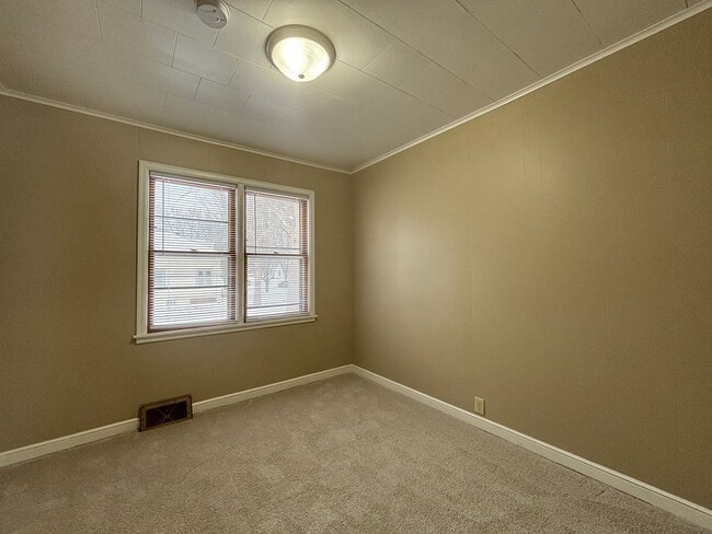 Building Photo - Phenomenal 2 Bedroom House in St. Paul Nei...