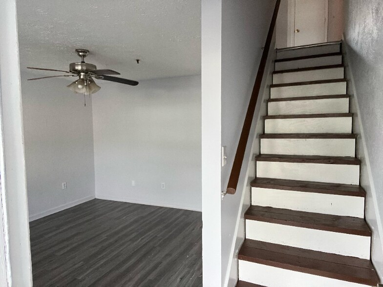 Building Photo - 1215 Shalom Dr