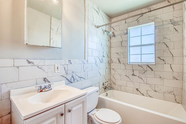 Building Photo - Beautiful 3 bed-1 bath house