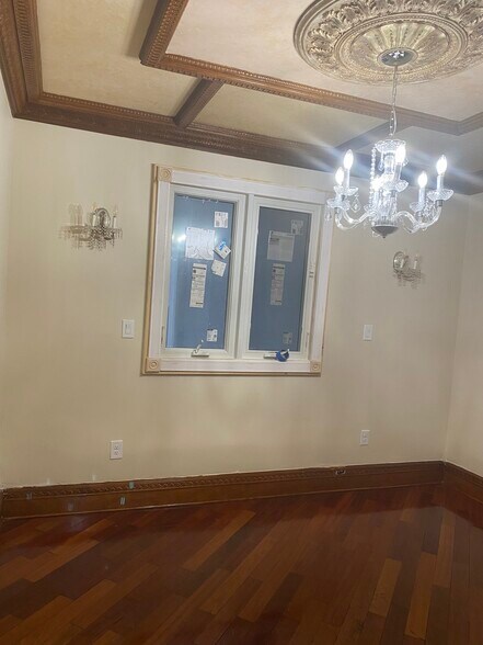 Building Photo - 1820 E 19th St