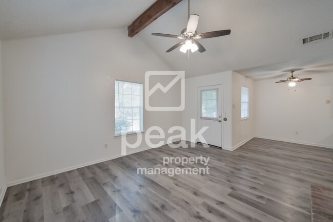 Building Photo - $1,625! 2Bed/2Bath duplex in Arlington! Pr...
