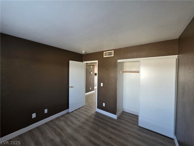 Building Photo - 5165 E Glendale Ave