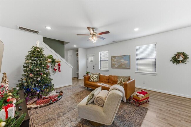 Building Photo - 159 Threshing Rd