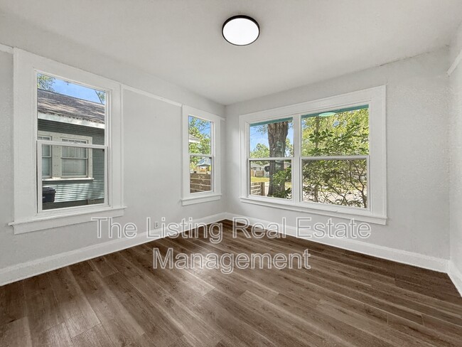 Building Photo - 308 E Hanna Ave