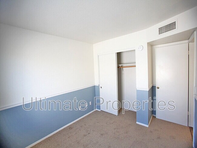 Building Photo - 948 E Escuda Dr