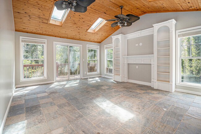 Building Photo - 2806 Chaucer Dr SW