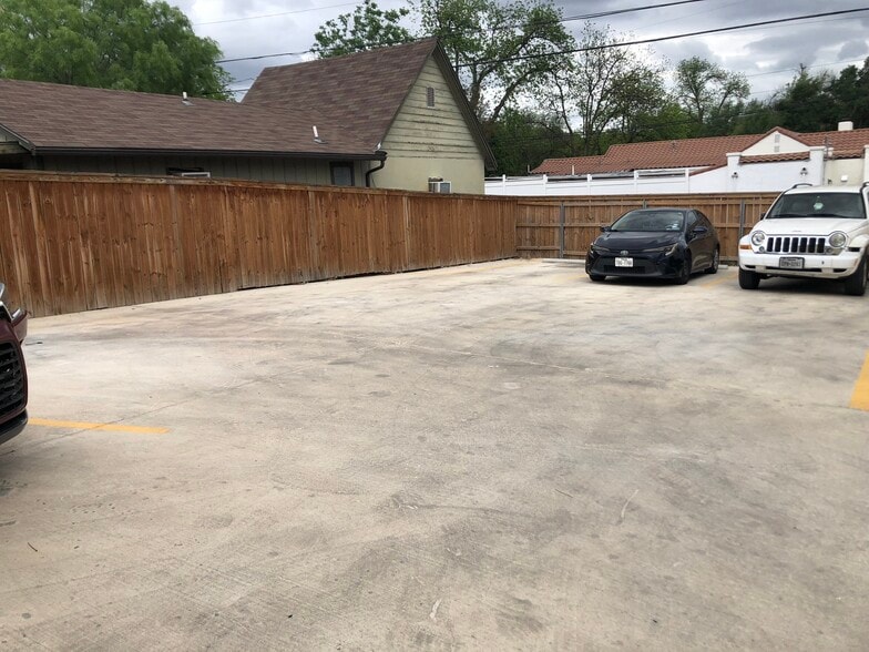 Building Photo - 136 W Ridgewood Ct