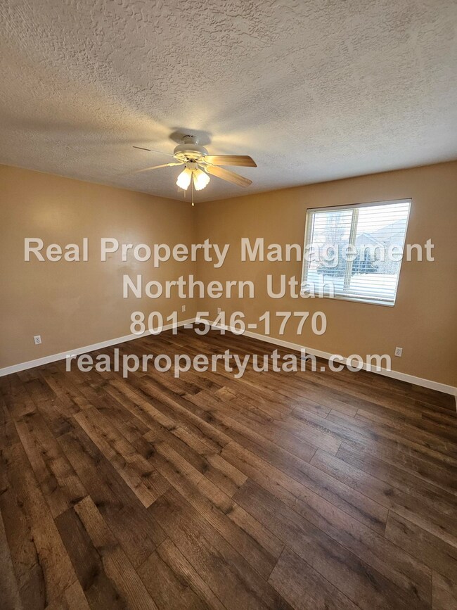 Building Photo - Stunning 4 Bedroom 3 Bath Syracuse Home