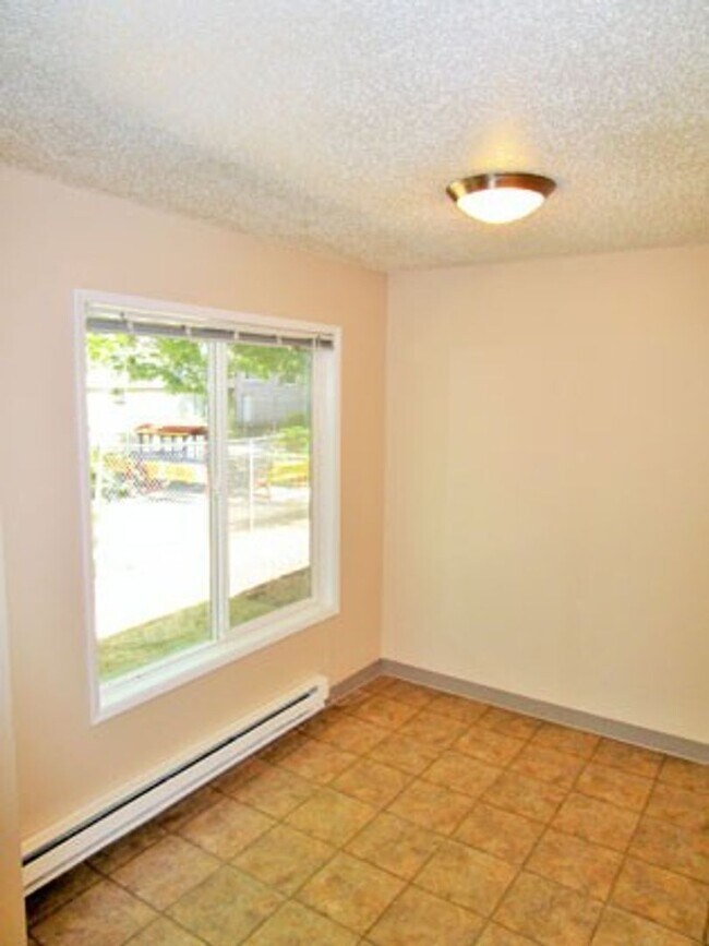 Building Photo - Light & Bright 2-Bedroom w/Dishwasher & Parking!