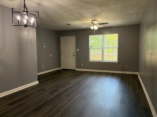 Building Photo - 902 Tomahawk Ct