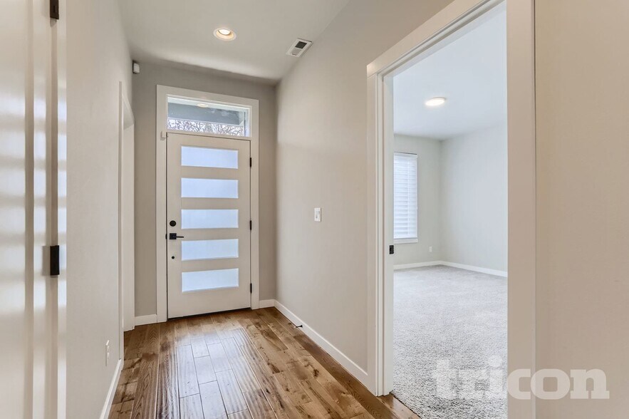 Building Photo - 5035 SE Knapp St