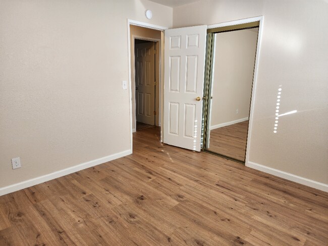 Building Photo - 725 Pope Dr