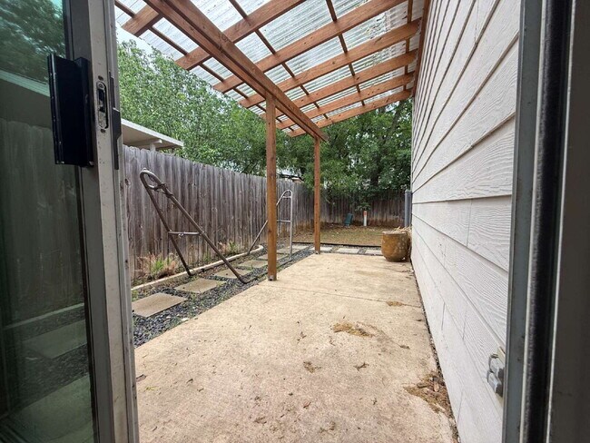 Building Photo - Well Maintained One-Story in Westchase | No Carpet + New Pergola + Prime Location