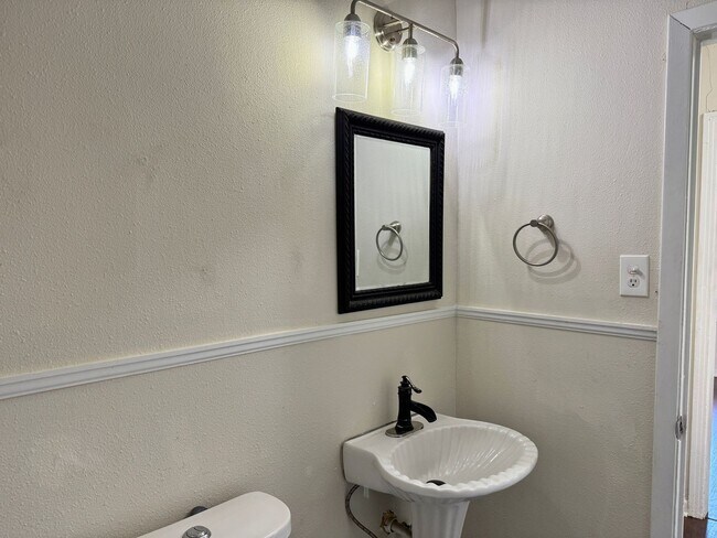 Building Photo - Cute 3 Bed 1 Bath home in Sunnyside Heights