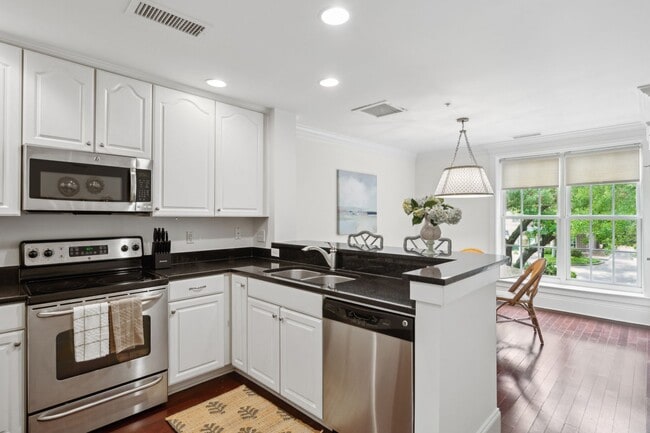 Building Photo - Fully Furnished 2BR Condo with Designer Touches in Shelmore Village