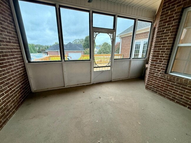 Building Photo - 105 Bent Brook Dr