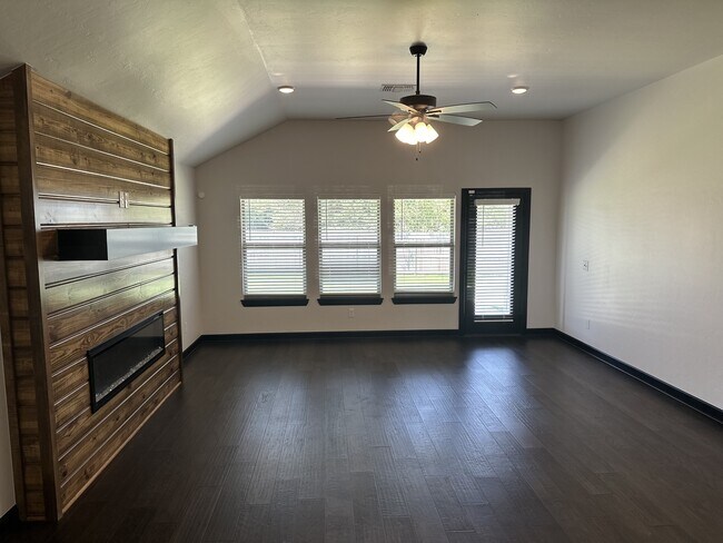 Building Photo - 2229 Roca Dr