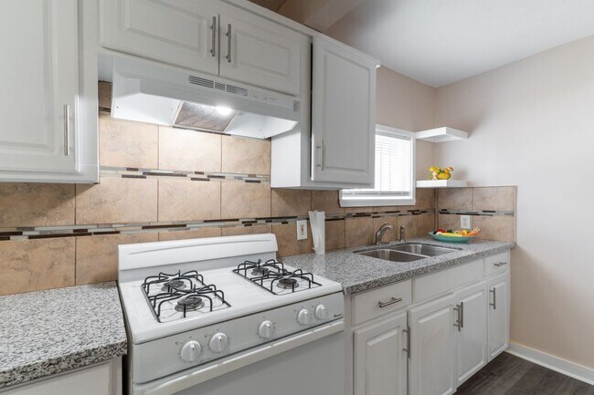 Building Photo - 305 N Live Oak St