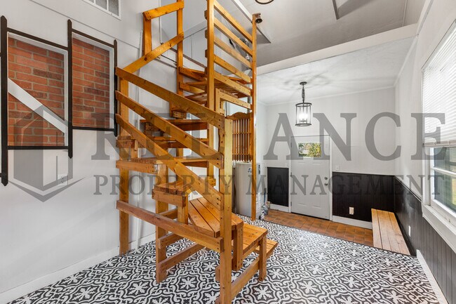 Building Photo - 653 Harding St