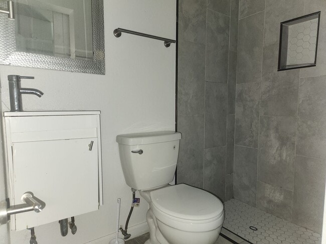 Building Photo - Great location with large yard