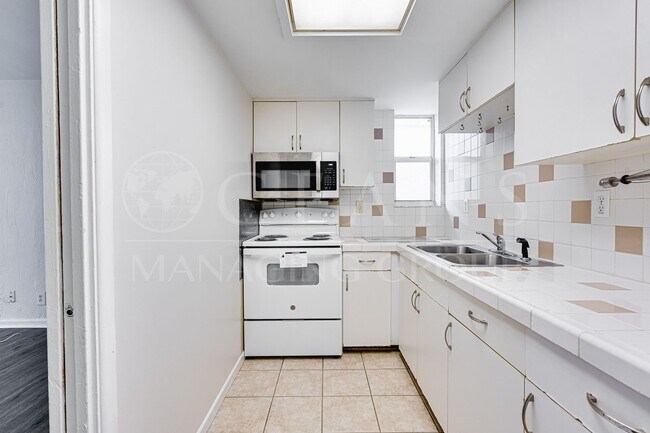 Building Photo - 517 University Blvd