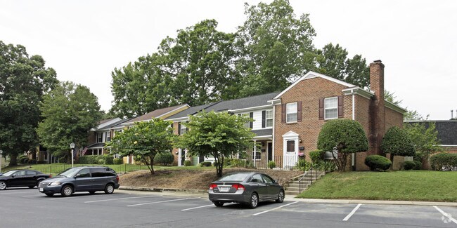 Building Photo - Colonial Towne Apartments
