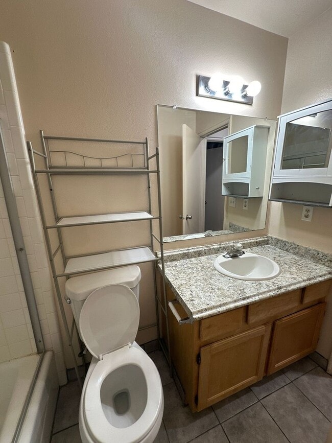Building Photo - Milford Townhouse