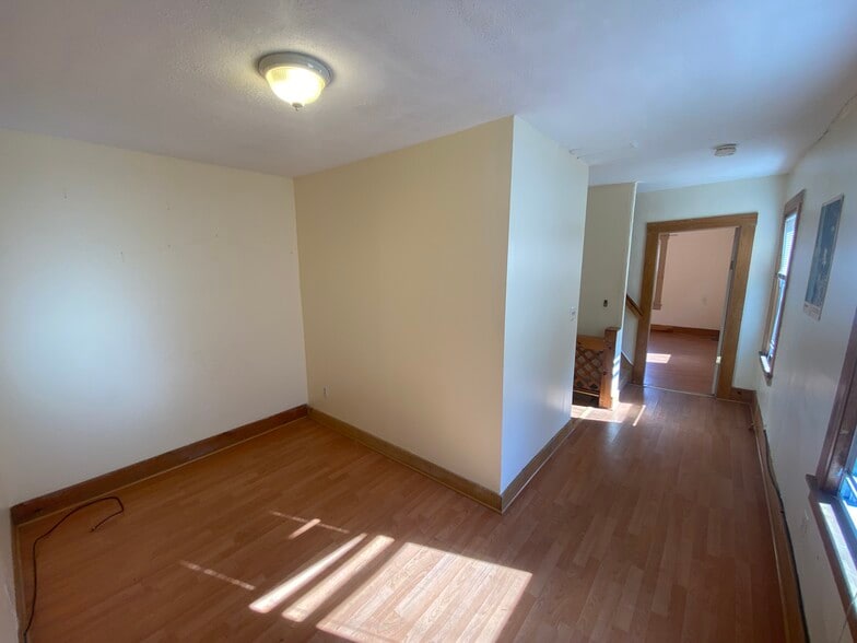 Building Photo - 13 Andrew St