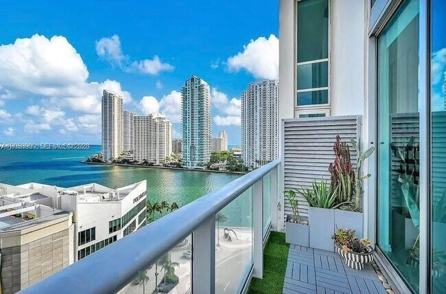 Building Photo - 300 S Biscayne Blvd