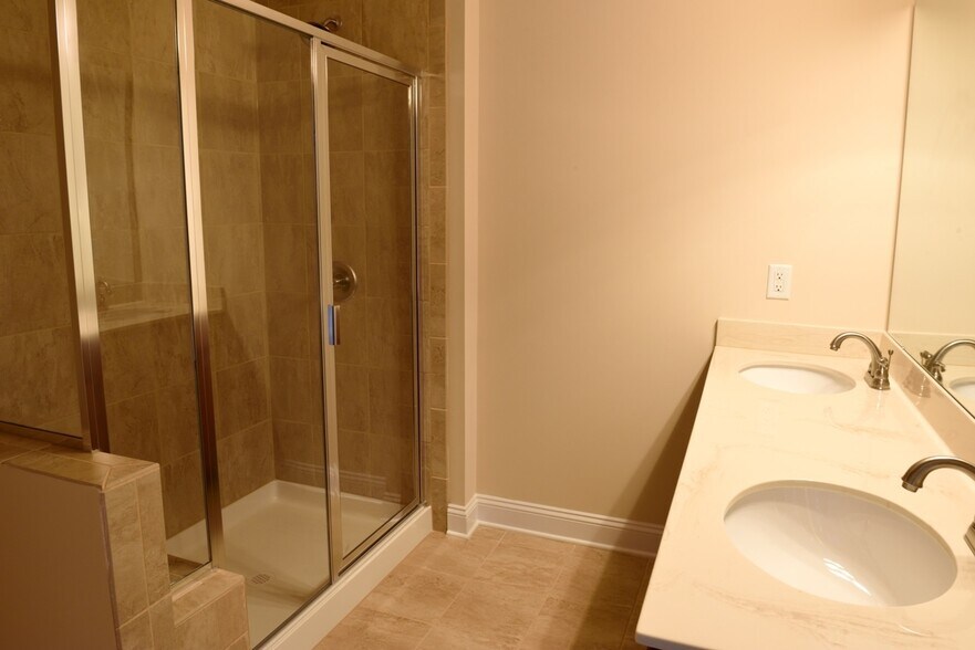 Building Photo - 237 E Waterlynn Rd