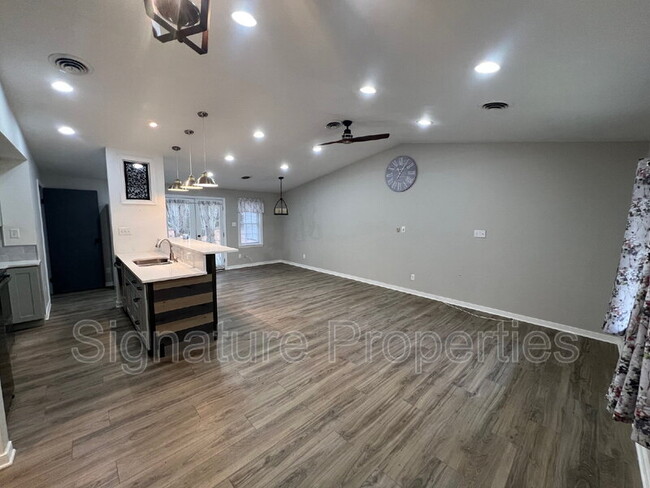 Building Photo - 6301 Morning Glory Rd