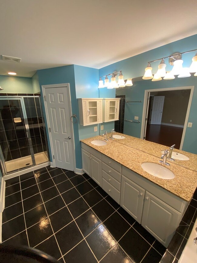 Building Photo - Bright and Spacious End Unit Townhouse in ...