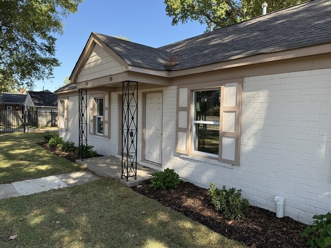 Building Photo - 940 N Hollywood St