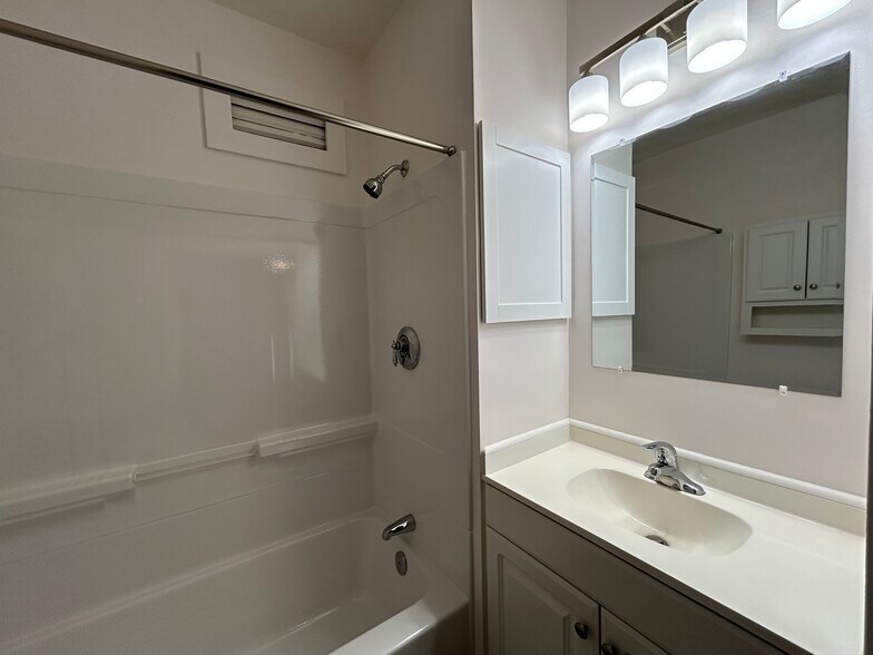 Building Photo - 12 Everett St