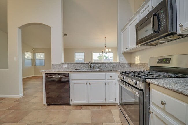 Building Photo - Home in NW Bakersfield!