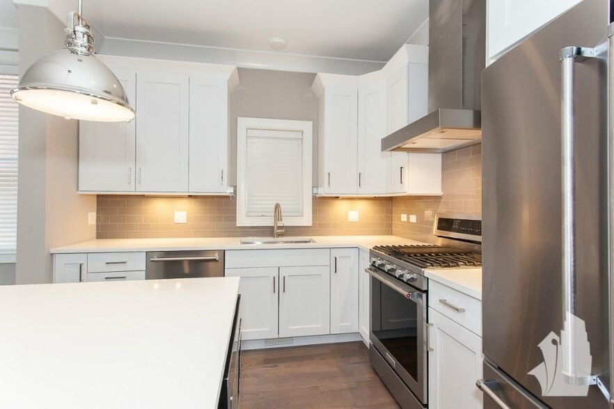 Building Photo - 872 W Lill Ave