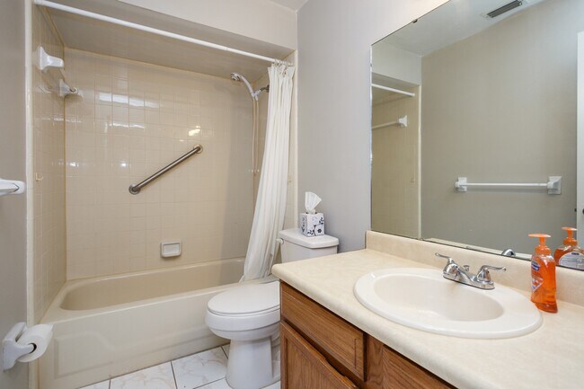 Building Photo - Clean and Neat Single Family Home