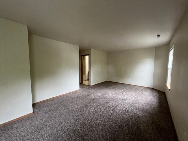 Building Photo - College Spring 3BD w/ New Carpet