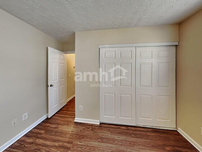 Building Photo - 354 Meadows Ln