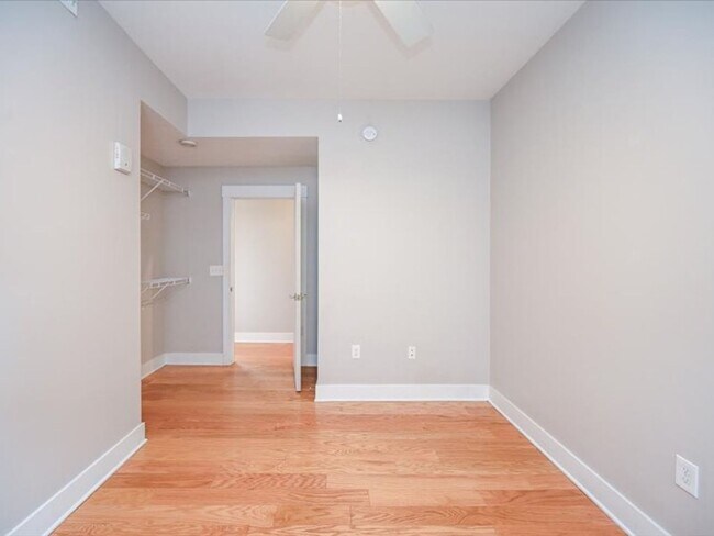 Building Photo - 515 E 12th St