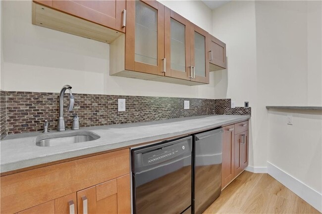 Building Photo - 3228 Silver Lake Dr NE