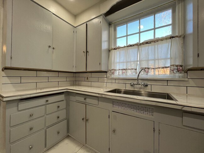 Building Photo - Spacious Multi-Level Living with Vaulted Ceilings and Backyard Access