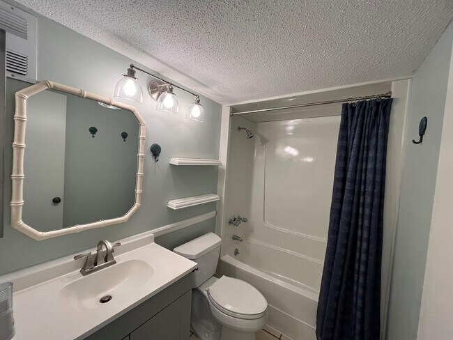 Building Photo - 995 La Guna Dr