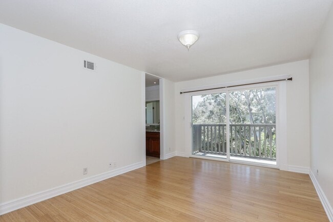 Building Photo - 3 Bed / 2.5 Bath light and spacious townho...