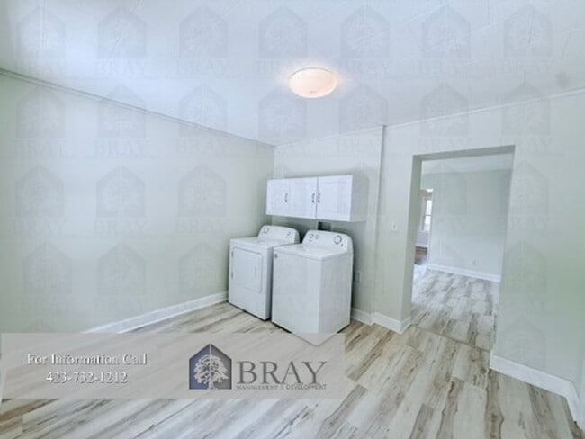 Building Photo - Cozy Brick Home with Huge Garage – Great K...