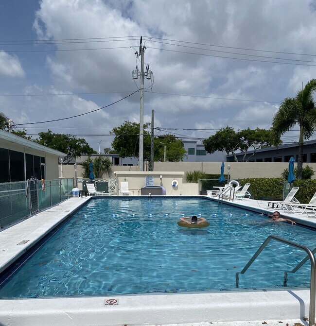 Building Photo - 2121 NE 42nd Ct